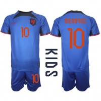 Nederländerna Memphis Depay #10 Bortadräkt Barn VM 2022 Kortärmad (+ Korta byxor)